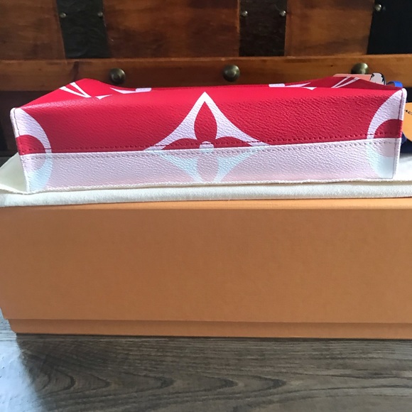 ❌SOLD❌Louis Vuitton Giant Toiletry Pouch - Picture 3 of 8